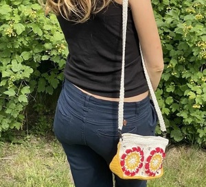 Sac à main traditionnel en coton pour dames avec intérieur spacieux et couleurs vives pour usage festif et quotidien - Product Image 1