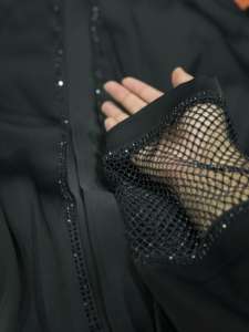 Femmes élégantes modestes importées Abayas brodées à la main manches en filet robes formelles de Dubaï tissu respirant musulman traditionnel - Product Image 3