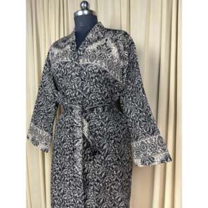 Robe-cardigan en mélange de laine de yak pour femme, motif floral noir, confortable et chaude pour l'hiver, avec poches, style original, manteau de maison tissé ODM - Product Image 6