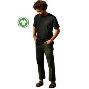 Camiseta orgánica negra para hombre, jersey de 4,3 oz, suave y flexible con cuello acanalado para la comodidad diaria - Product Image 1