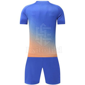 Uniforme de football à séchage rapide personnalisé 2024 Costume de football d'équipe en polyester de style supérieur avec impression de nom de logo de conception de sublimation - Product Image 2