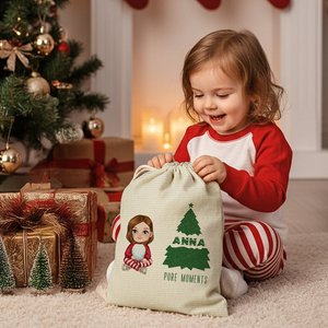Sac cadeau personnalisé avec cordon de serrage, motif de personnage de dessin animé mignon, arbre de Noël, texte personnalisé, nom pour enfants, famille, rangement fonctionnel - Product Image 1