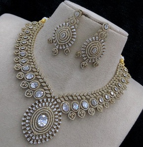 Ensemble collier et boucles d'oreilles tendance de qualité supérieure en laiton plaqué or avec pierres CZ, classique, pour femmes, pour les occasions spéciales comme les mariages. - Product Image 3