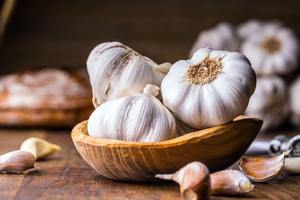 Ail frais en bulbe avec gousses, biologique, aromatique, légume de la famille des Liliacées, pour la cuisine et l'assaisonnement, qualité alimentaire - Product Image 4
