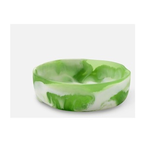 Bol en résine fait main avec finition brillante, look moderne et élégant, parfait pour les salades de fruits, les collations ou la décoration de table à la maison - Product Image 4
