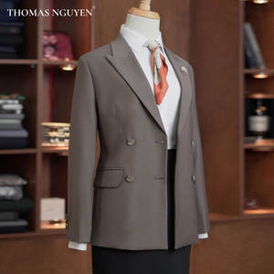 Traje de dos piezas de moda de lujo para mujer, traje de poder suave a medida gris, chaqueta y falda, colección femenina hecha en Vietnam - Product Image 2