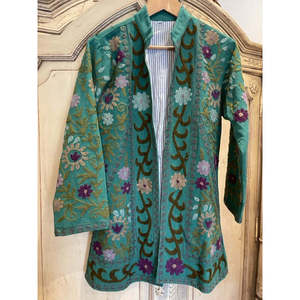 เสื้อแจ็คเก็ต Woodland Olive แบบกลับด้านได้ ลาย Suzani Tribal สำหรับผู้หญิง สไตล์โบฮีเมียน พิมพ์ลายดอกไม้ ผ้าควิลท์ หนัง ผ้าฝ้ายย้อมสี สำหรับฤดูใบไม้ผลิและฤดูหนาว - Product Image 1