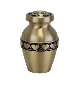 Urne décorative de souvenir de crémation en laiton gravé de coeur pour les cendres adultes Urnes de souvenir fabriquées à la main - Product Image 1