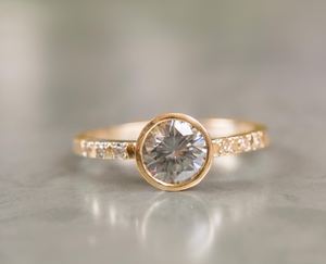 Anillo de Boda con Moissanita Gris de Corte Redondo y Engaste de Bisel, Plata 925 Original con Baño de Oro, Joyería Fina para Fiesta, Regalo de Cumpleaños - Product Image 1