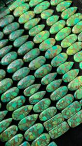 Venta al por mayor AAA + CALIDAD Natural verde cobre turquesa cabujón pulido piedras preciosas de forma mixta para la fabricación de joyas - Product Image 3