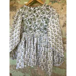 Top Estilo Bohemio con Estampado Floral en Verde Jardín para la Temporada de Primavera - Product Image 4