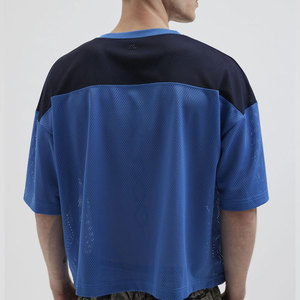 Camiseta de ejercicio de malla con cuello en V lista para el gimnasio Camiseta de juego de malla con cuello en V elegante y funcional resistente al sudor - Product Image 2