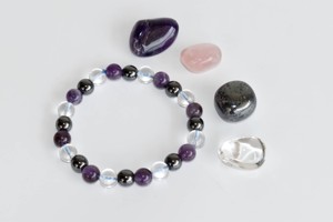 Kit exclusif de cristaux du zodiaque Aquarius avec 4 pierres roulées, carte et bracelet rond de 8 mm, kit de guérison naturelle - Product Image 1