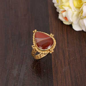 Anillo fino de latón dorado y piedra preciosa de Sardonyx roja natural, accesorio de joyería elegante y lujoso - Product Image 3