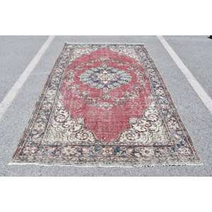 Alfombra de lana de retazos vintage de 5,7x9,3 pies, alfombra de tejido plano turco para sala de estar, roja y beige con respaldo de látex - Product Image 1