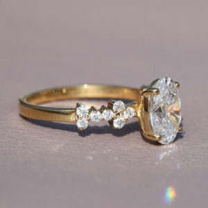 ชุดแหวนเพชรรูปวงรีสำหรับผู้หญิงสำหรับงานแต่งงานหรือปาร์ตี้14kt สีเหลืองทองดีไซน์เนอร์สำหรับผู้หญิง - Product Image 4