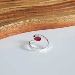 Anillo de Plata de Ley 925 con Gema de Rubí de Corte Ovalado, Hecho a Mano, Ajustable, Joyería de Lujo para Bodas y Fiestas - Product Image 2