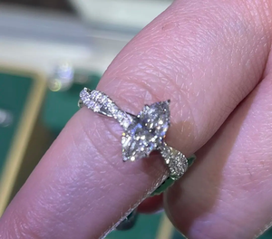 Listado Personalizado # Anillo de compromiso con diamante cultivado en laboratorio de corte marquesa de 1 quilate (RPC101 (DH)) con alianza a juego en oro amarillo de 14 quilates - Product Image 1