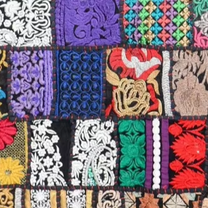 Chemin de table traditionnel en coton brodé et patchwork, fait à la main, personnalisable pour la décoration de la salle à manger - Product Image 1