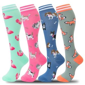 Chaussettes <span class=keywords><strong>de</strong></span> compression montantes personnalisables (<span class=keywords><strong>lot</strong></span> <span class=keywords><strong>de</strong></span> 4 paires) avec logo sur mesure, respirantes et <span class=keywords><strong>de</strong></span> soutien, idéales pour la course, les voyages et les infirmières - Product Image 1