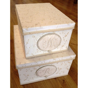 Caja de Almacenamiento de Ropa con Iniciales Bordadas - Organizador de Armario de Moiré y Tul - Product Image 1