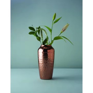 Collection de vases en cuivre modernes pour compositions florales, décoration d'intérieur faite à la main pour une table ou un bureau stylé - Product Image 2