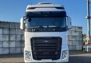 Camión Usado FO RD F Max 500 2 4x2 Diésel 2023, Cabeza Tractora Ligera Euro 6 con Suspensión Neumática, Transmisión FAST, Volante a la Izquierda, en Buen Estado - Product Image 2