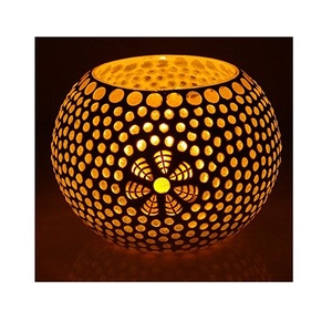 Porte-bougie en métal vintage royal conçu pour les espaces décoratifs avec un style distinctif et une éclairage chaleureux des bougies - Product Image 3