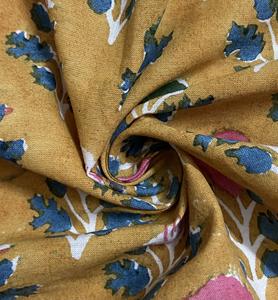 Tissu en coton imprimé à la main de couleur jaune moutarde avec motif floral, textile indien traditionnel - Product Image 3