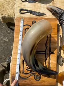 Corne à boire Viking naturelle polie avec support pour Ale et Mead - Product Image 2