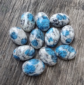 Venta al por mayor IGI certificado Natural K2 jaspe blanco azul corte ovalado cabujón de cristal parte posterior plana piedras preciosas sueltas disponibles - Product Image 4