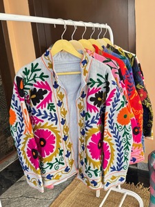 Chaqueta Suzani de Algodón Bordada a Mano: Prenda Exterior Étnica Colorida - Product Image 3