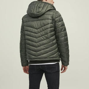 Veste matelassée à capuche pour homme, coupe ajustée, finition mate, coupe-vent, respirante, écologique, manteau d'hiver avec logo sur le devant - Product Image 3