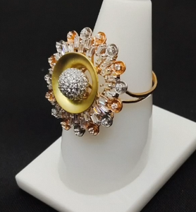 แหวนดีไซน์หรูหรา ประดับคริสตัลระยิบระยับ พร้อมช่องกลางสีทอง ดีไซน์วงแหวนแบบโค้กเทลสุดสง่างาม สำหรับผู้หญิง เครื่องประดับแฟชั่น - Product Image 5