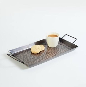 Grossiste Plateau décoratif de table Plat de forme rectangulaire en aluminium fait à la main avec poignée - Product Image 3