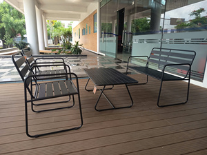 Mesa de Comedor Moderna para Exterior con Estructura de Acero Negro y Tablero de Listones para Sala de Estar y Parque - Product Image 4
