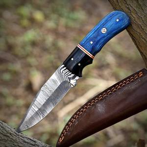 มีดใบตายเหล็กดามัสกัสฟอร์จ พร้อมปลอกใส่แนวตั้ง ด้ามไม้ปักกะ ปลายด้ามทำจากเขา สำหรับล่าสัตว์และตั้งแคมป์ ผลิตโดย OEM Nordic Forge - Product Image 2