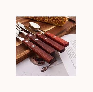 Ensemble de couverts en acier inoxydable plaqué argent à manche brun rougeâtre en bois rectangulaire long simple pour table ayant quatre pièces - Product Image 1