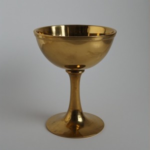 Copa de vino de iglesia de tono dorado Premium en acabado de pátina martillada Artesanía artesanal hecha a mano Ideal para ceremonias sagradas - Product Image 2