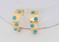 Boucles d'oreilles créoles martelées plaquées or 18 carats avec accents de cabochon turquoise – Bijoux de créateur élégants et stylés pour un look audacieux en soirée