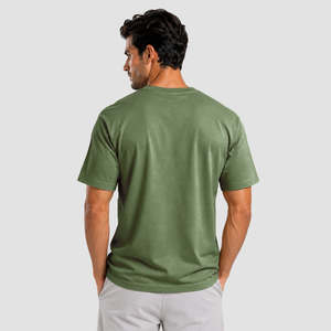 Camiseta Essential Flow en Verde Sólido Elegante, 100% Algodón Jersey 280g, Teñido Liso, Ligera, Transpirable, Diseño Comprimido con Logotipo - Product Image 2