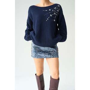 Pull bleu marine avec embellissement en pierres sur l'épaule - Product Image 2