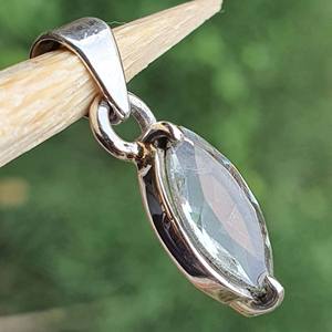 สร้อยคอจี้เงินแท้ 925 ดีไซน์มินิมอล รูปทรงมาร์ควิส ชุบทอง ประดับด้วยพลอยอะมีทิสต์สีเขียวธรรมชาติ ขนาด 12x6 มม. แบบฝังขา - Product Image 3