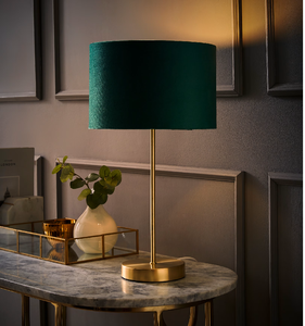 Lámpara de mesa sencilla de madera rubia con pantalla blanca para tu mesita de noche. Aspecto limpio, disponible a precios de mayoreo. - Product Image 4