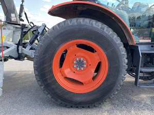 Tractor Kubota serie M6 de potencia media eficiente para agricultura versátil - Product Image 6