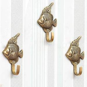 Ganchos de pared clásicos de latón para armarios de dormitorio que ayudan a mantener áreas de almacenamiento personales organizadas y sin desorden. - Product Image 3