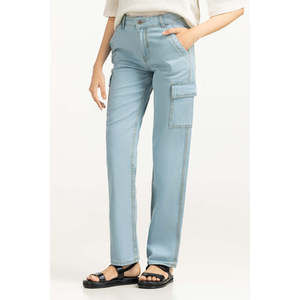 กางเกงยีนส์ทรงขาบานเอวสูงสำหรับผู้หญิง รุ่น WM-JNS-SS25-003 กางเกงคาร์โก้ทรงสกินนี่ระบายอากาศได้ดี แต่งดีเทลขาดๆ ทรงเข้ารูปและทรงหลวม - Product Image 1