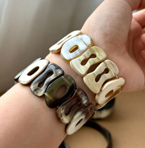 Brazalete de cuerno de búfalo artesanal de Vietnam personalizado para mujer, pulsera simple en forma de guijarro - Product Image 1