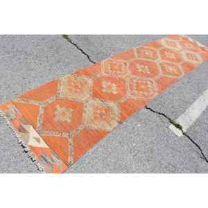 Alfombra Turca Vintage, Alfombra Herki de 2.9x11.4 pies, Alfombra Naranja con Diseño a Cuadros - Product Image 2