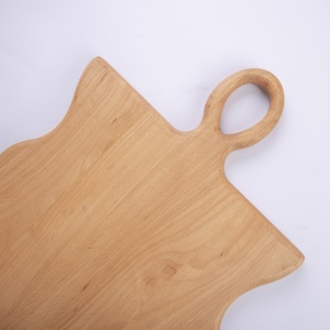 Planche à découper en bois de hêtre ondulé avec poignée - Planche de service décorative en bois massif naturel - Ustensiles de cuisine écologiques - Product Image 5